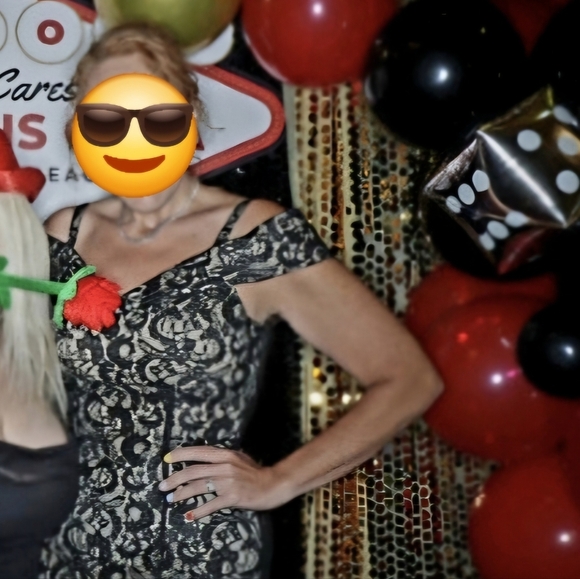 Elegant Shoulder Baring Sweetheart Neckline evening gown. - Picture 6 of 6